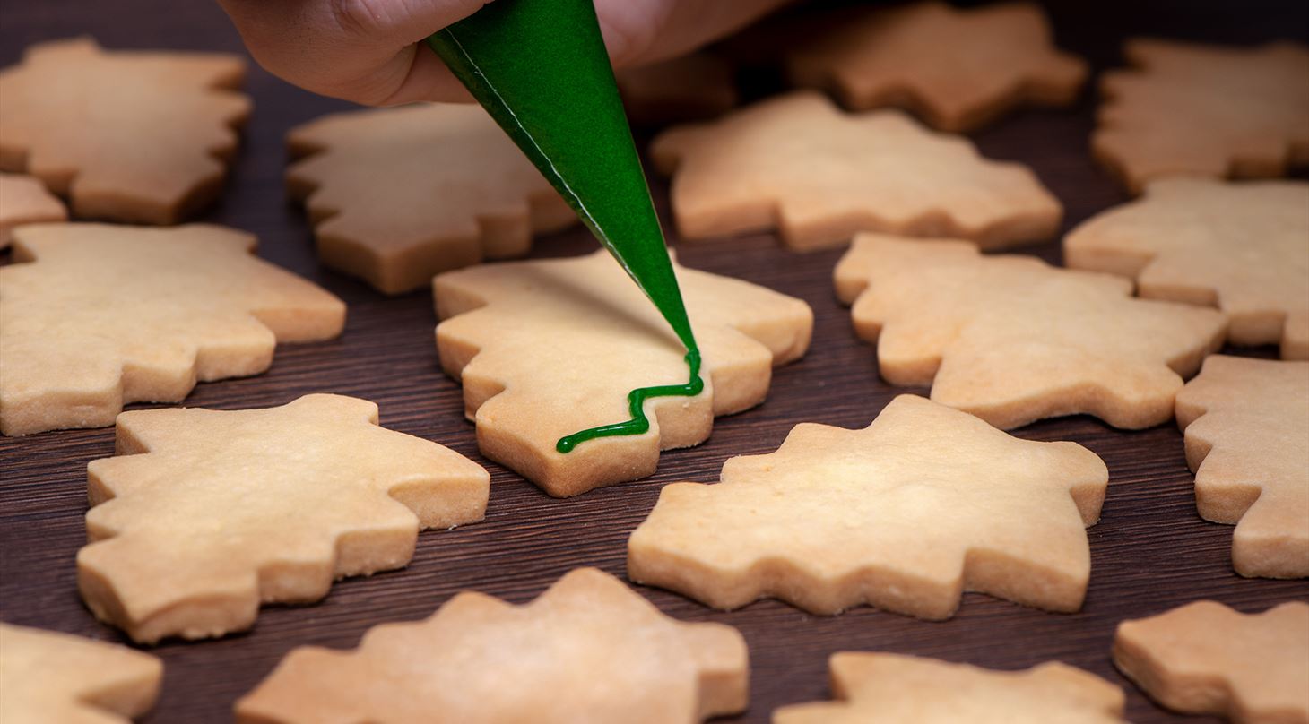 Glasur l�gges p� juletr�ssm�kager